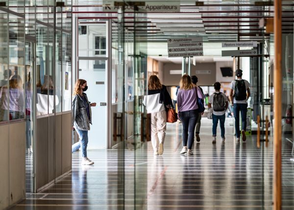 Photo : Vous trouverez sur chaque campus des scolarités dédiées à vos formations ainsi qu'un guichet d'accueil. (Hall Campus Montaigne-Montesquieu) © Gautier Dufau